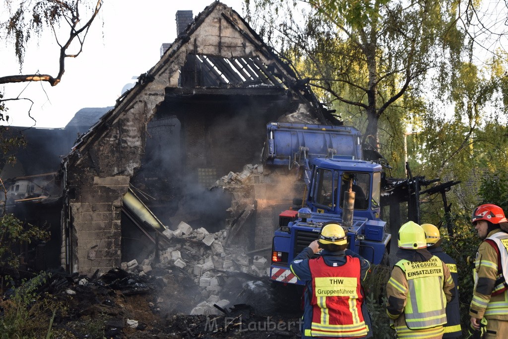 Grossfeuer Einfamilienhaus Siegburg Muehlengrabenstr P0949.JPG - Miklos Laubert